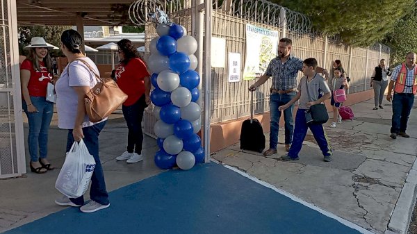 Regresan 700 mil niños de todo el estado a las escuelas sin libros | La ...