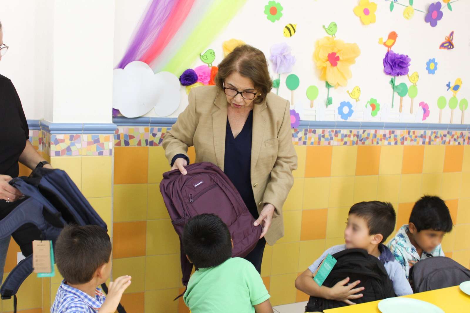 Entregan mochilas a niños de la Casa Cuna para el regreso a clases | La ...