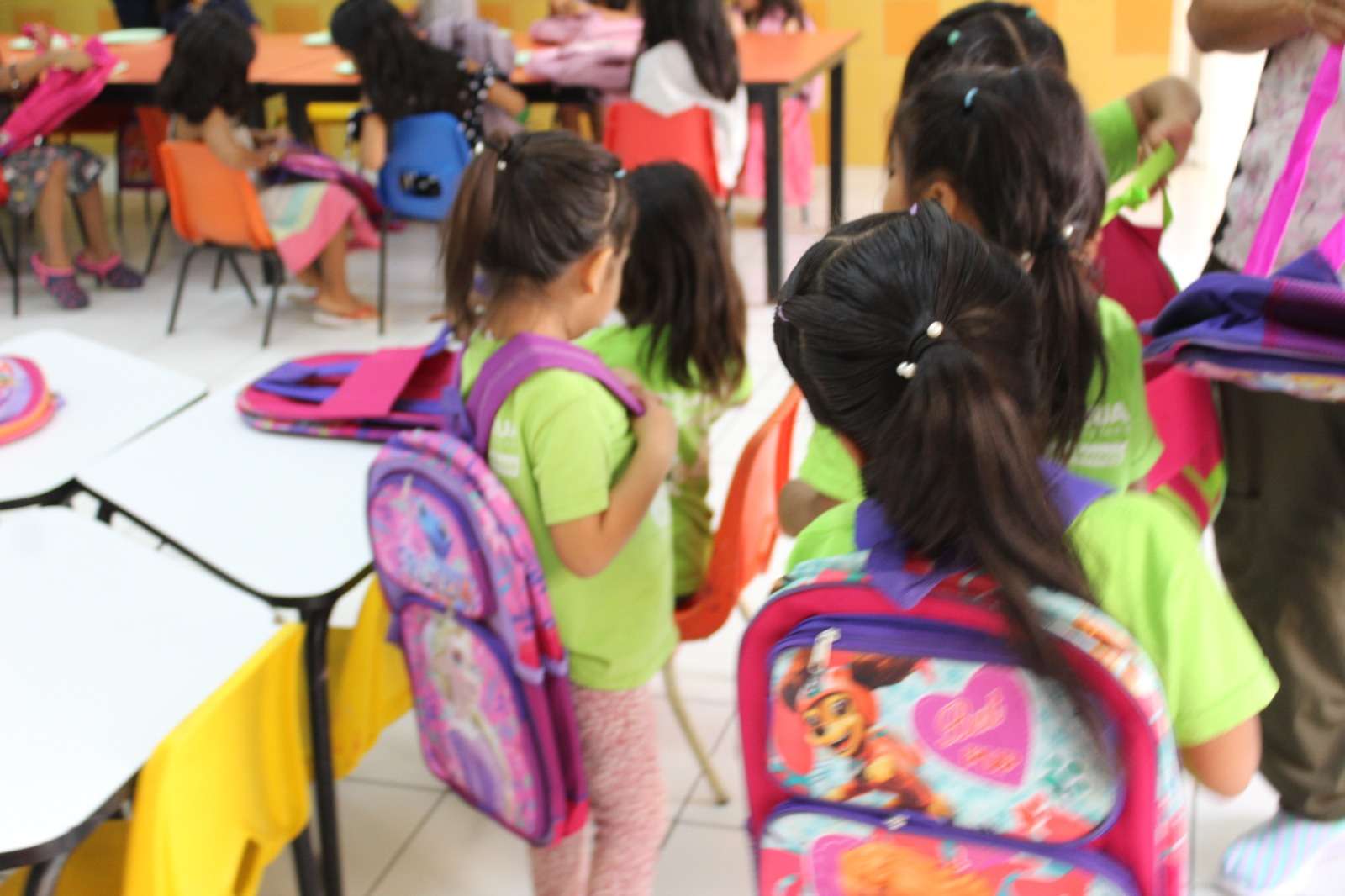 Entregan mochilas a niños de la Casa Cuna para el regreso a clases | La ...