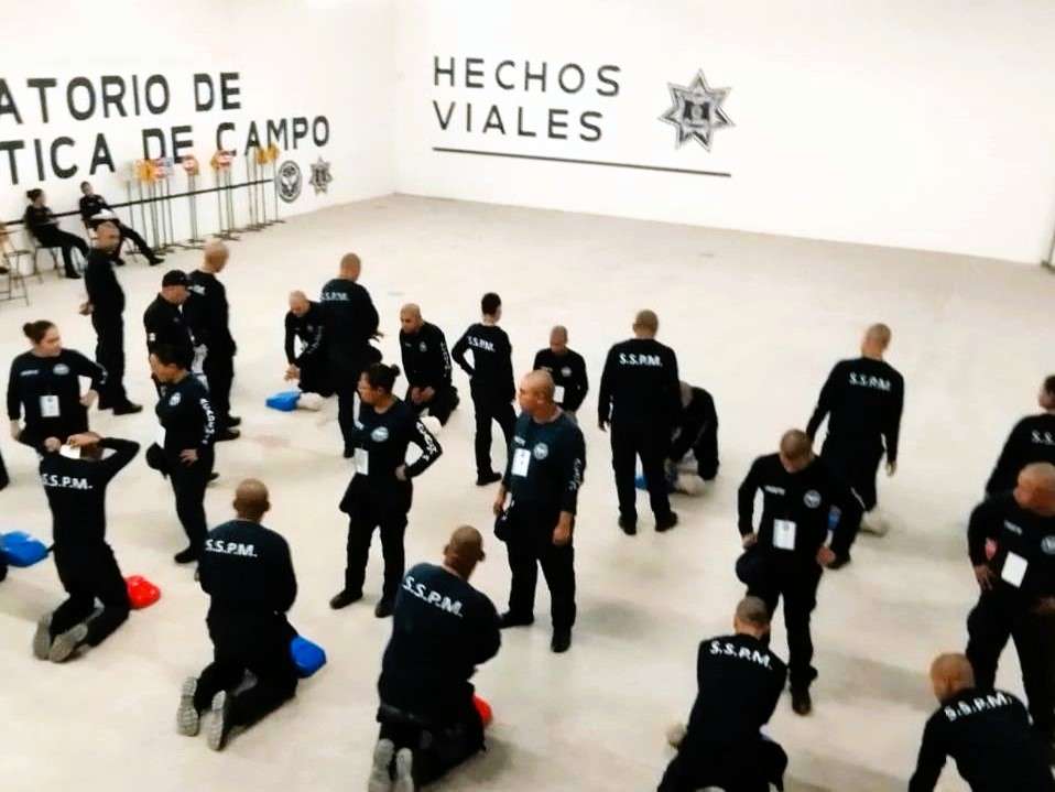 Dan curso de primeros auxilios y reanimación cardiopulmonar a cadetes de Policía