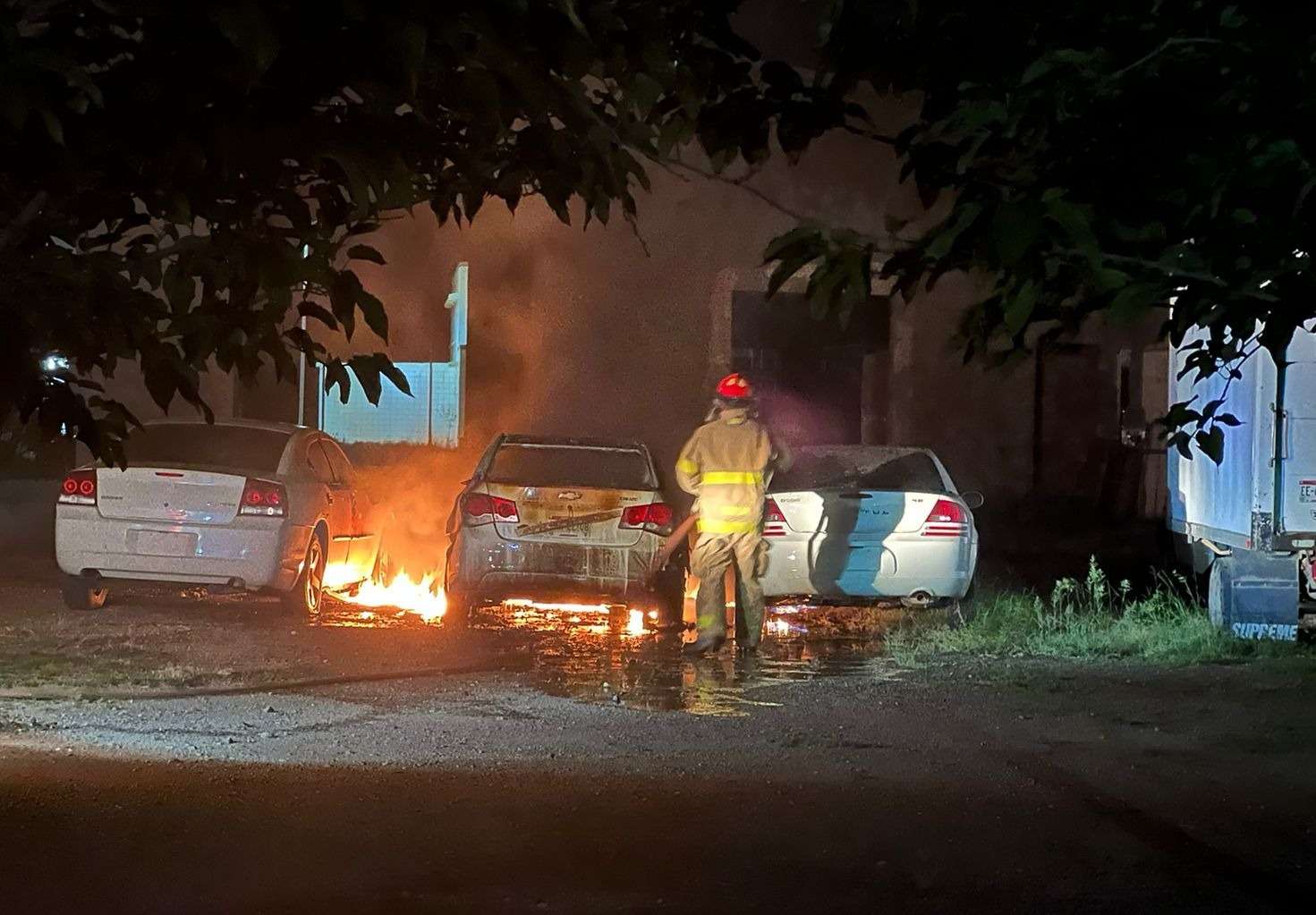 Incendian intencionalmente 3 autos en el Centro de Convenciones