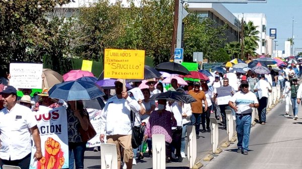 Marchan más de 2 mil maestros para exigir la entrega de los libros | La ...