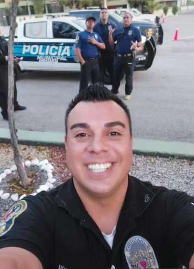 Son El Señor de la V y policía del Distrito Villa los del audio