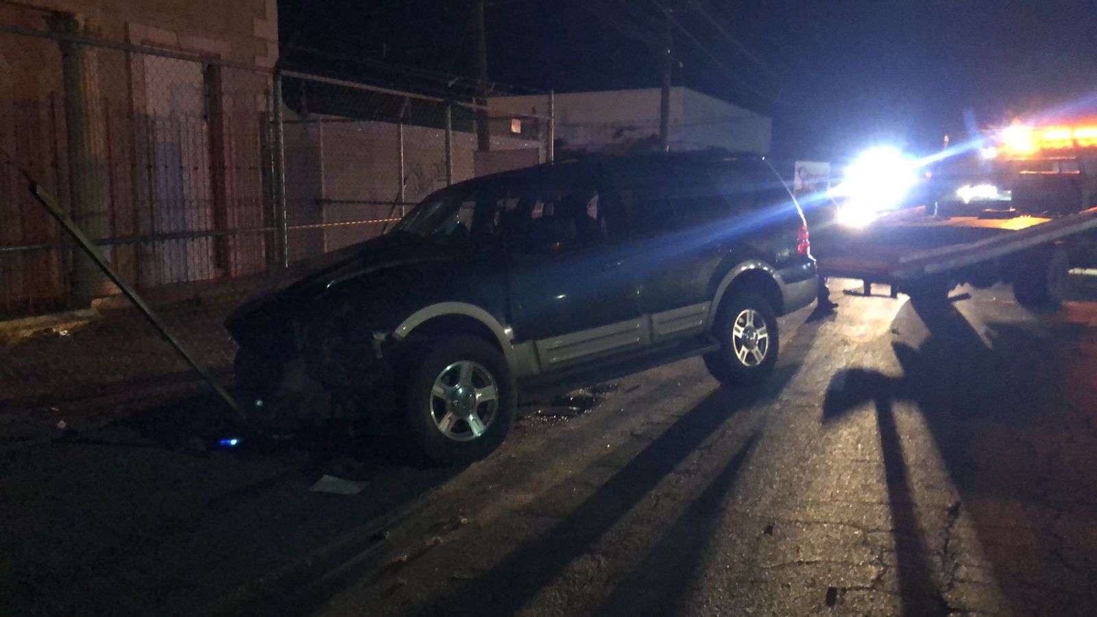 Choca y derriba poste, vuelca y se da la fuga | La Opción de Chihuahua