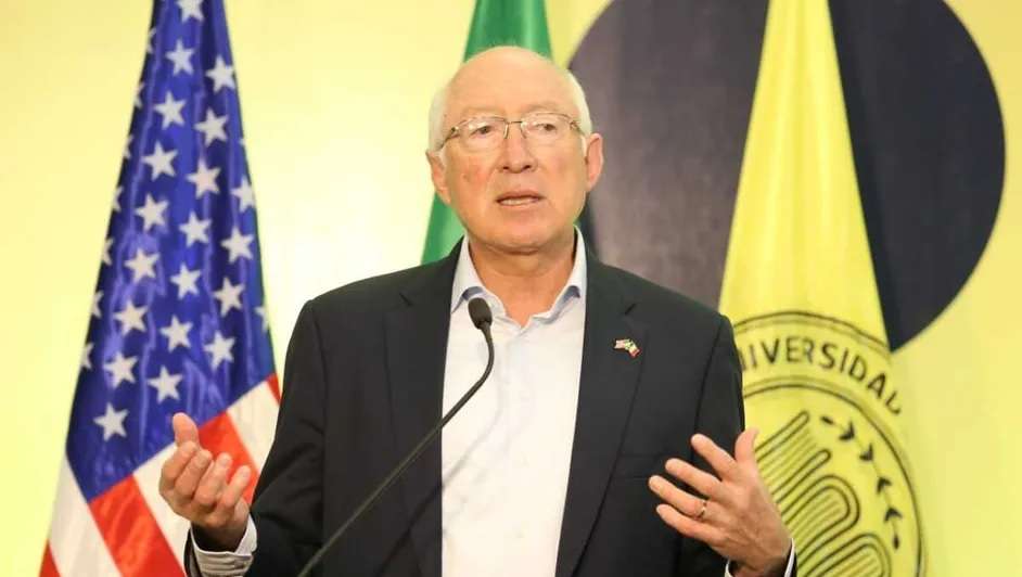 Destaca Ken Salazar seguridad en carreteras para economía de México