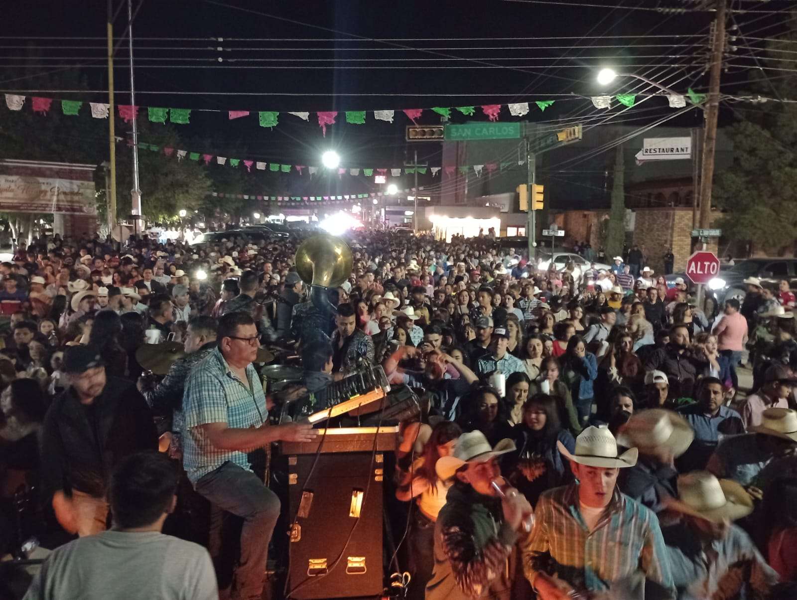 Participan miles en callejoneada de la Feria Agrícola de Ascensión 