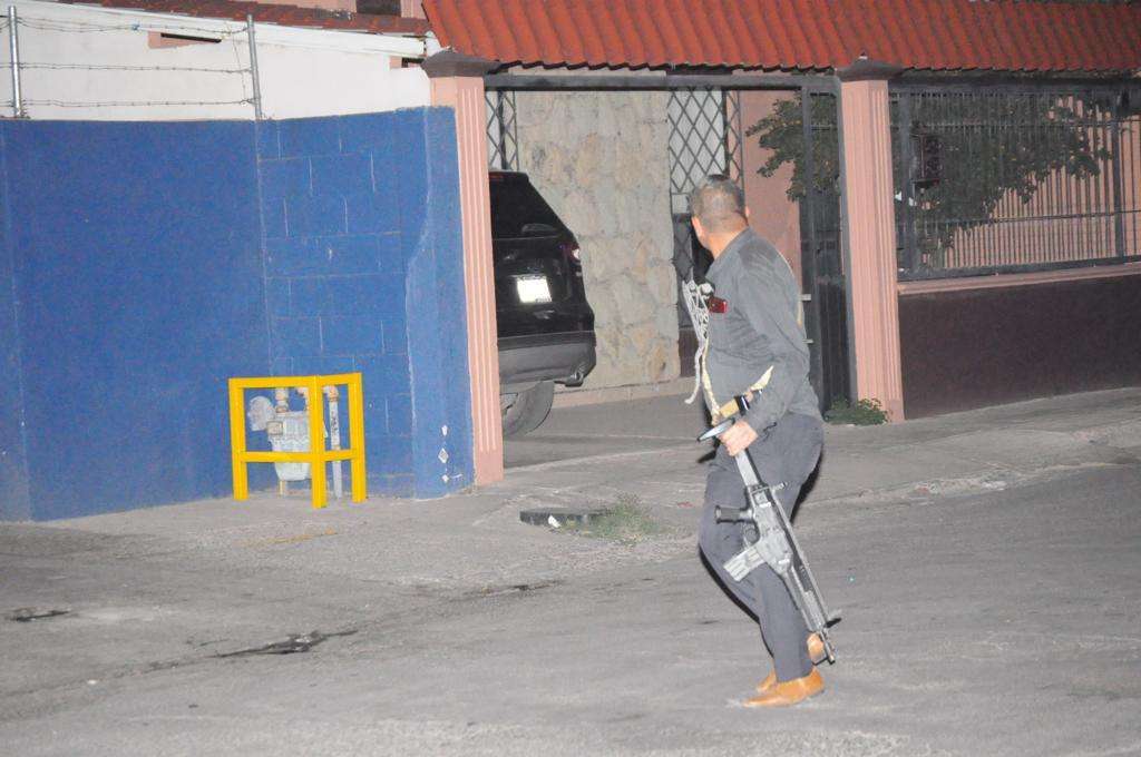 [Policía de la AEI en pleno cateo cargaba su fusil como si fuera una escoba]