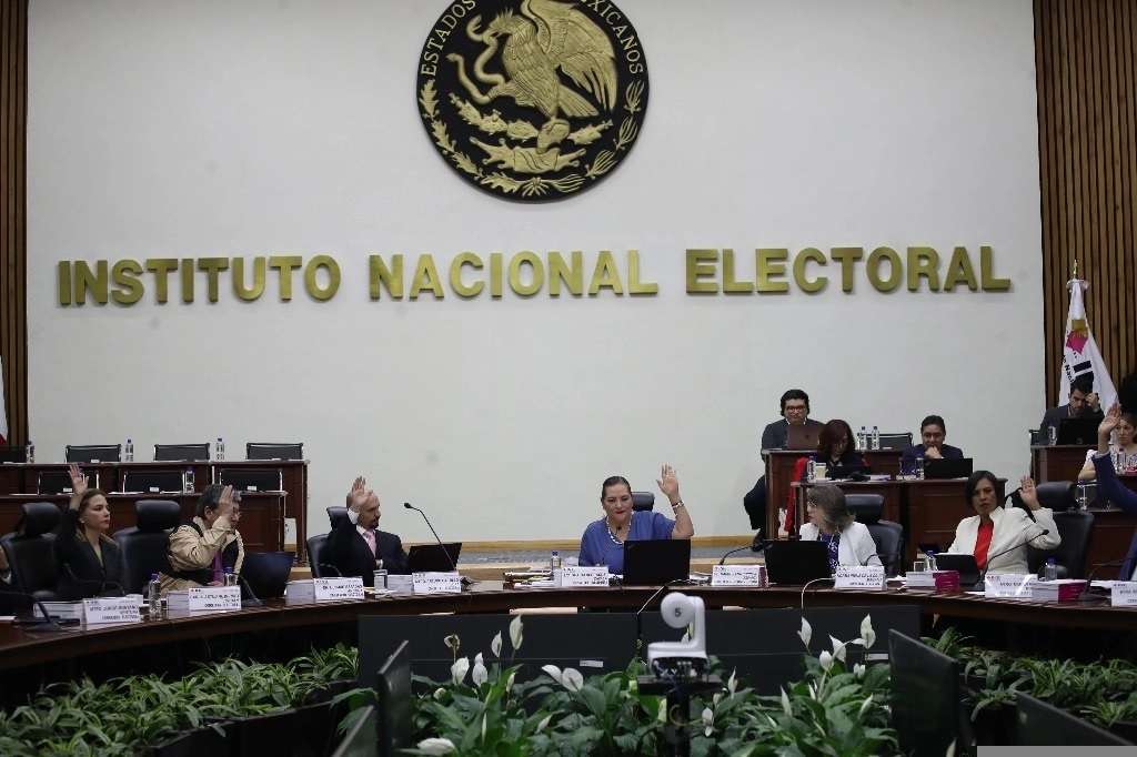 Suspende INE a director de lo contencioso por modificar frases de Amlo