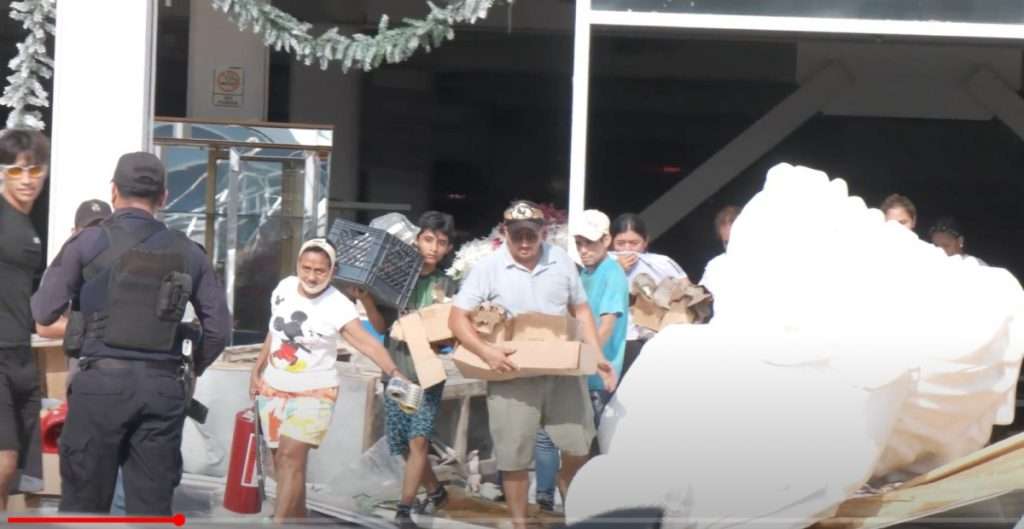 Arman barricadas damnificados en Acapulco ante ausencia de autoridades