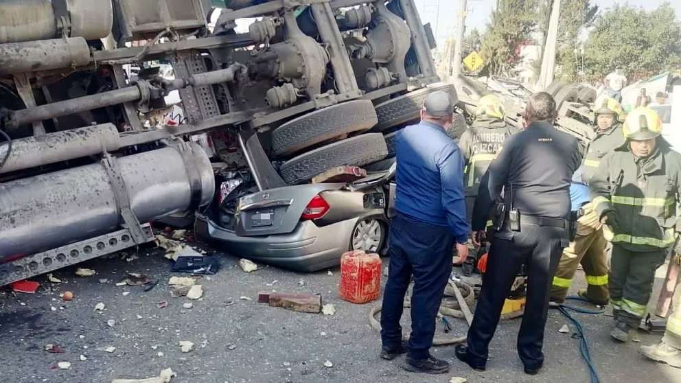 Aplasta tráiler dos autos tras caer de puente en Cuautitlán