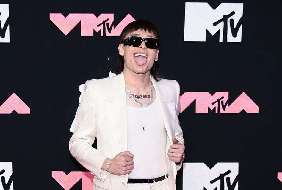 Va Peso Pluma por su primer premio Grammy