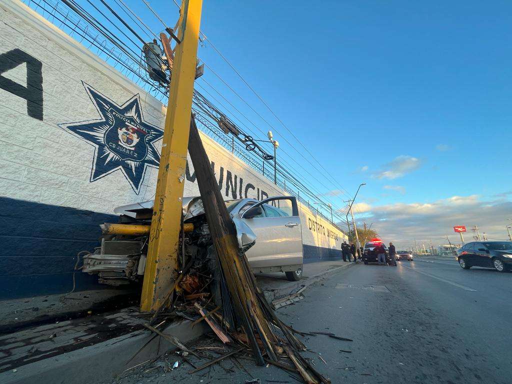 Choca camioneta contra poste de luz | La Opción de Chihuahua