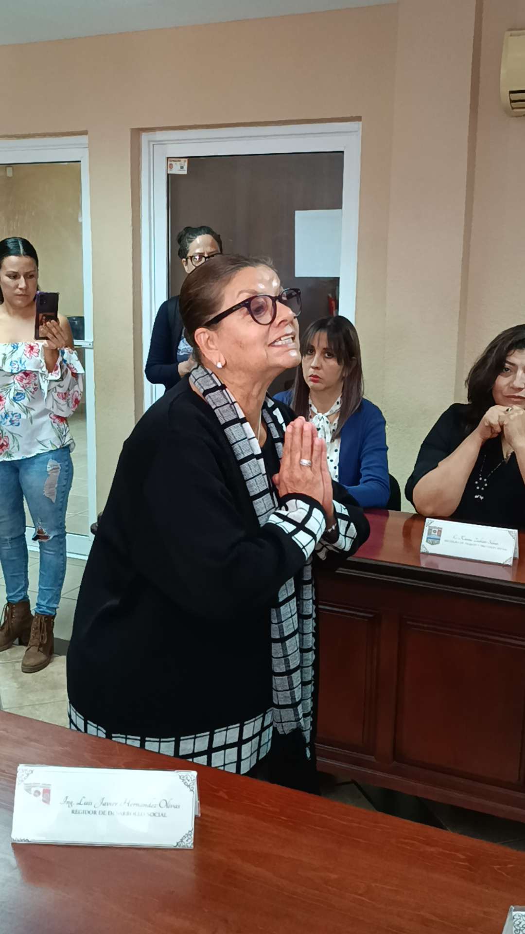 Comportense como deben, actuen como debe ser, por la derecha" Lorena de Rojo