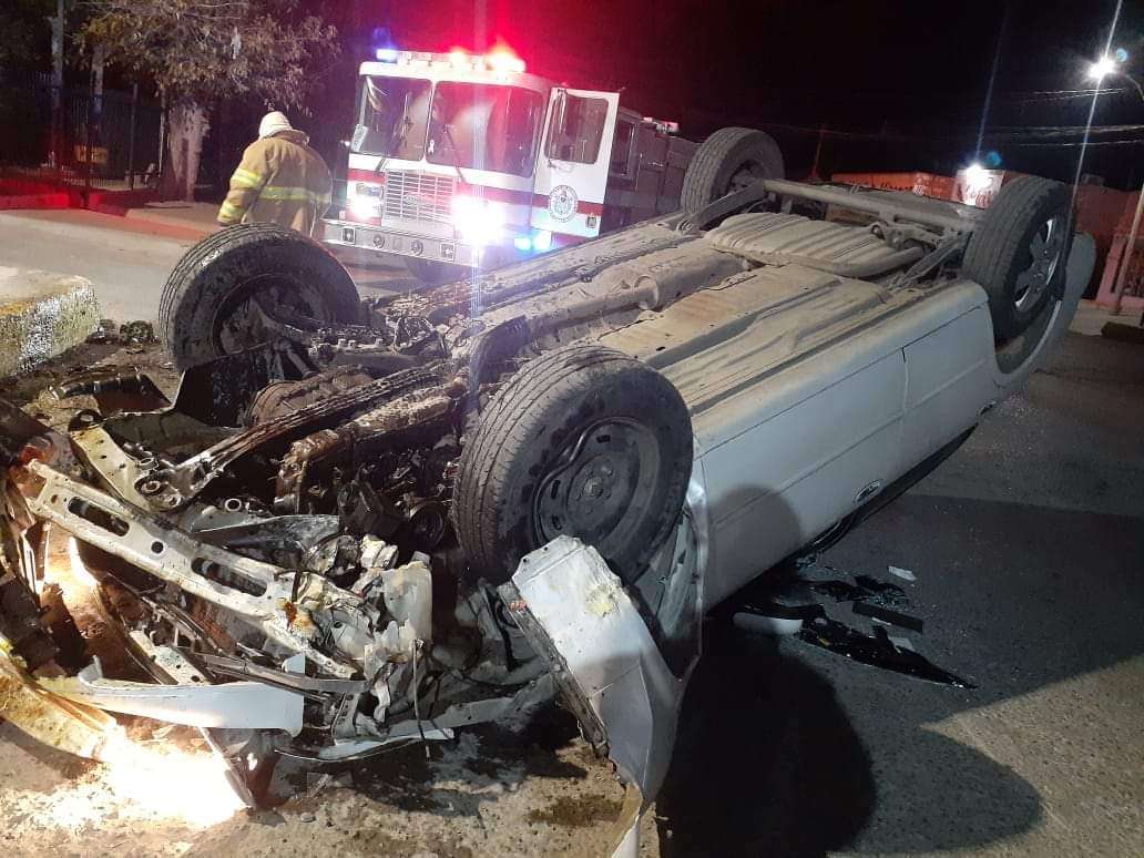 Se impactan vehículos, uno de ellos termina en volcadura