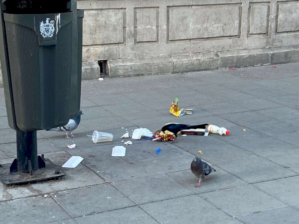 Amanece el centro de la ciudad con basura regada en las calles | La ...