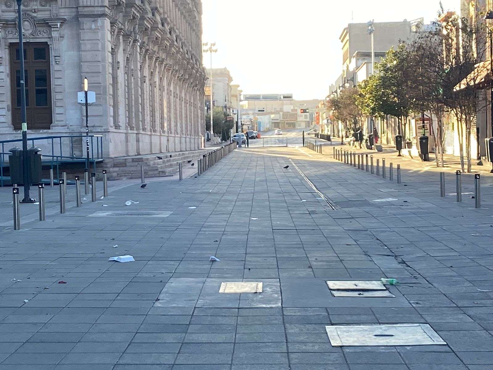 Amanece el centro de la ciudad con basura regada en las calles | La ...