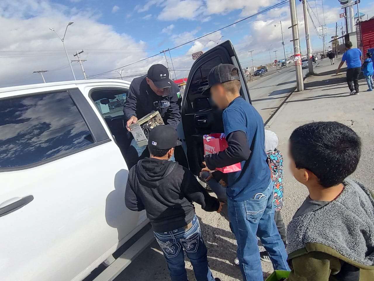 Entregan juguetes elementos policiales a niños juarenses | La Opción de ...