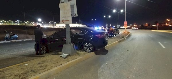 Pierde el control de su vehículo y choca contra arbotante | La Opción ...