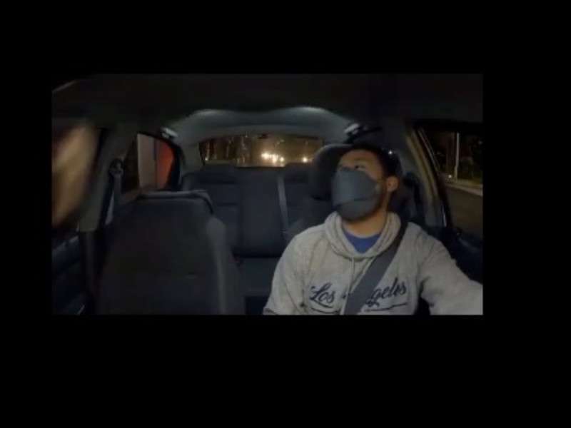 Video: le pide ayuda a taxista para engañar a su novio