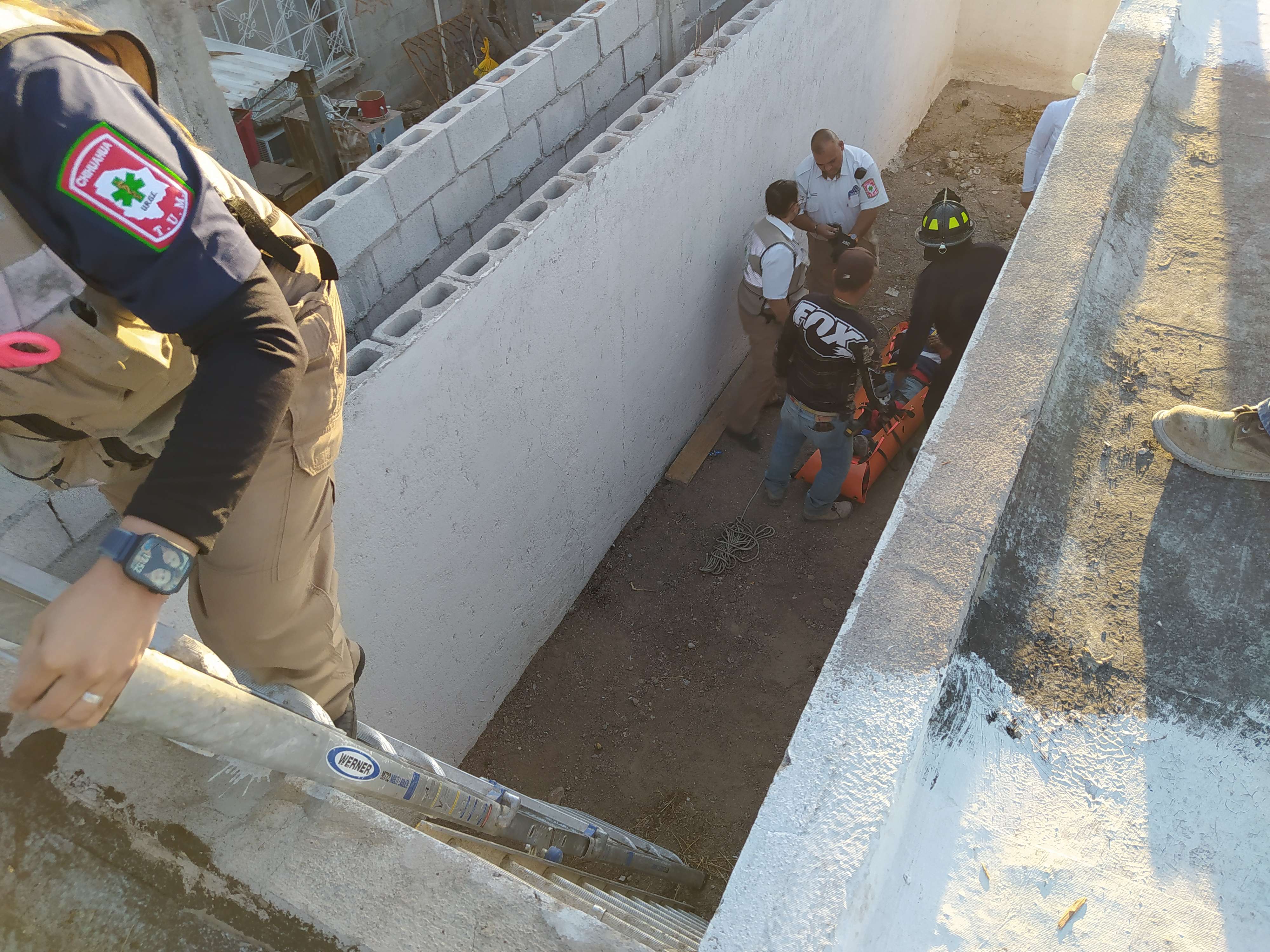 Cae adulto mayor de un segundo piso y resulta herido | La Opción de ...