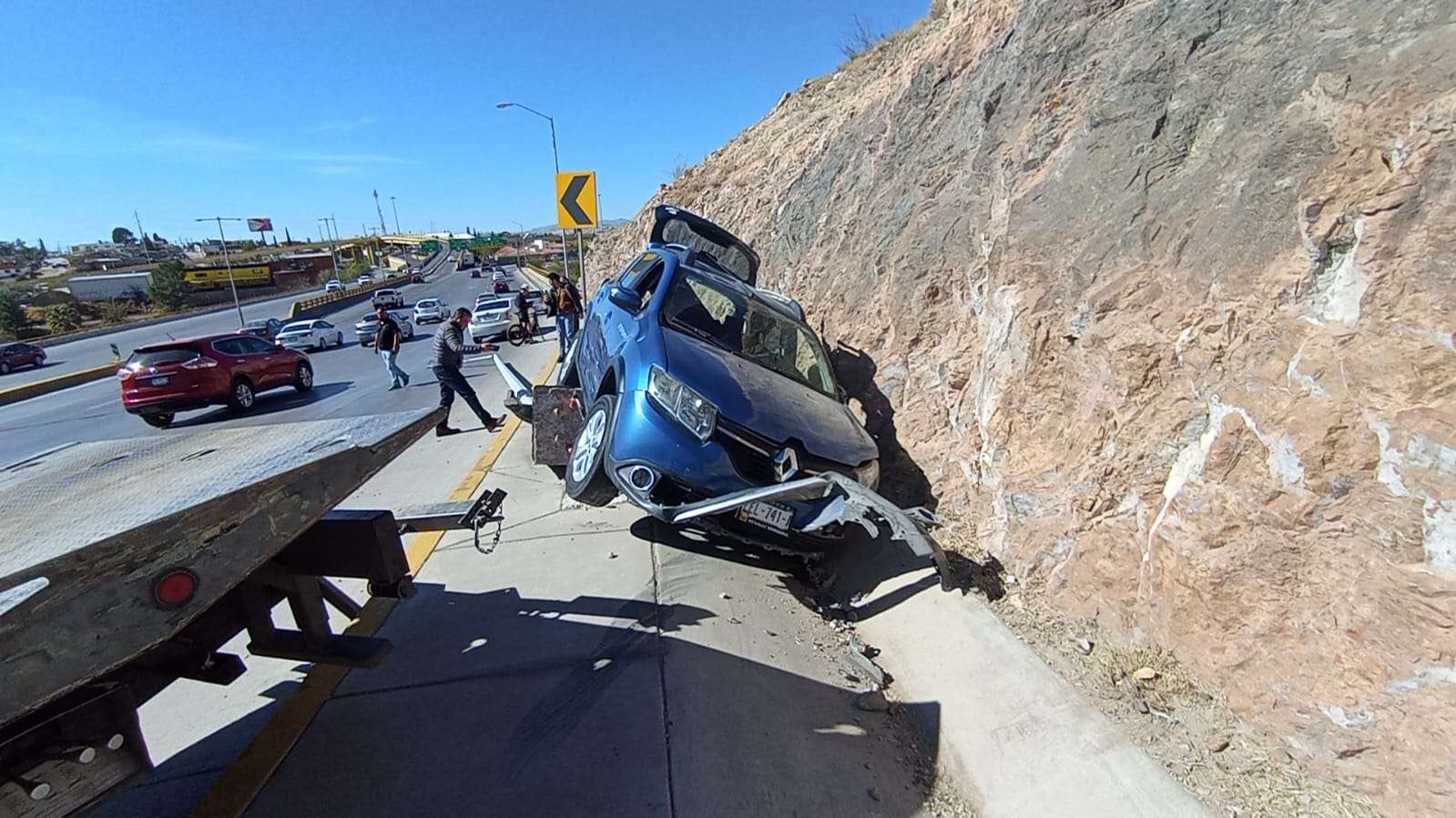 Pierde el control de su auto y derriba luminaria en carretera a Aldama ...