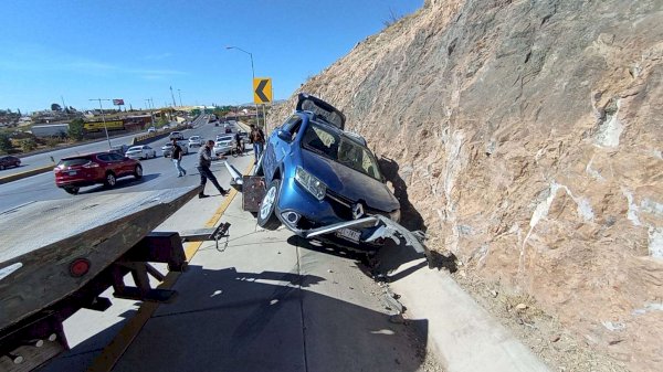 Pierde el control de su auto y derriba luminaria en carretera a Aldama ...