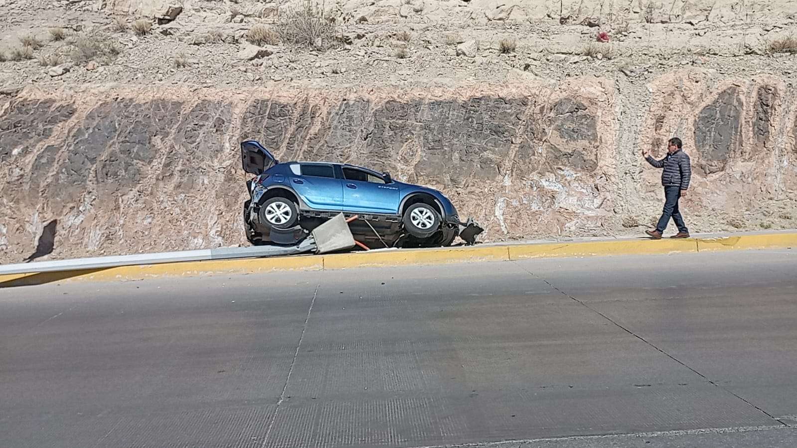 Pierde el control de su auto y derriba luminaria en carretera a Aldama ...