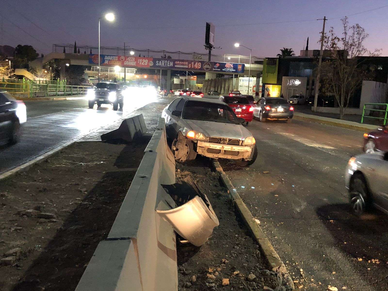 Impacta su vehículo contra el muro en la curva de los choques de la ...