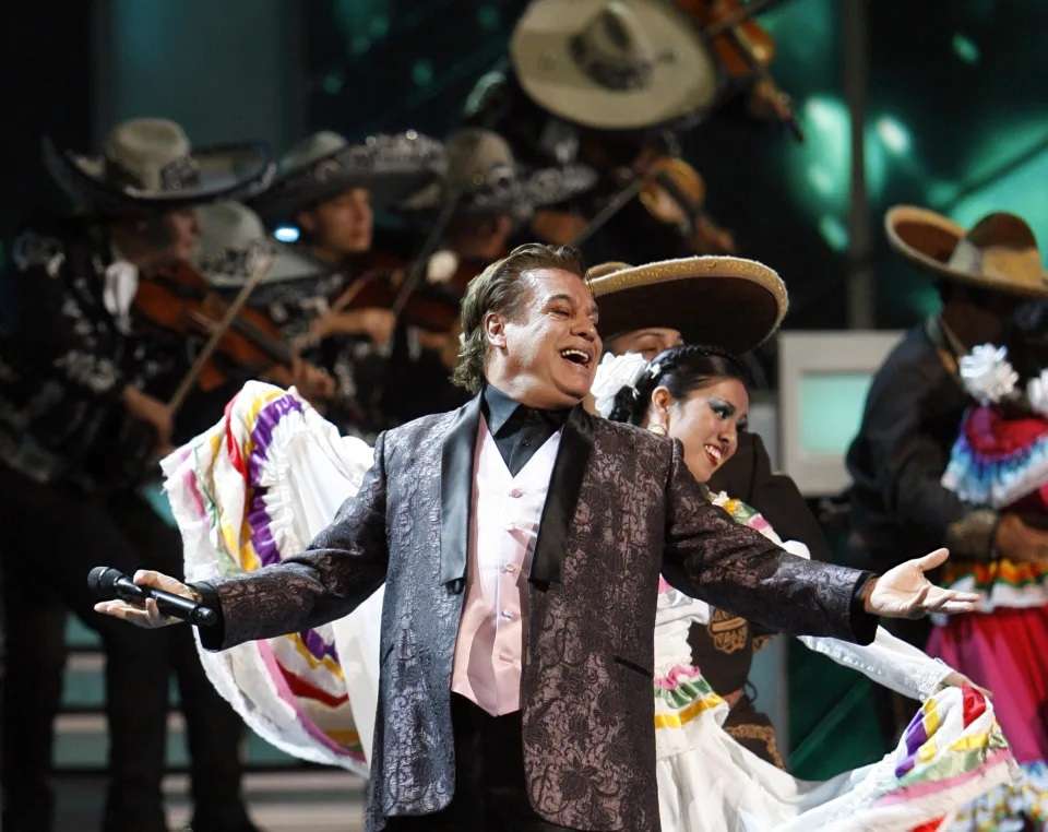 No compuso Juan Gabriel Amor eterno para su madre