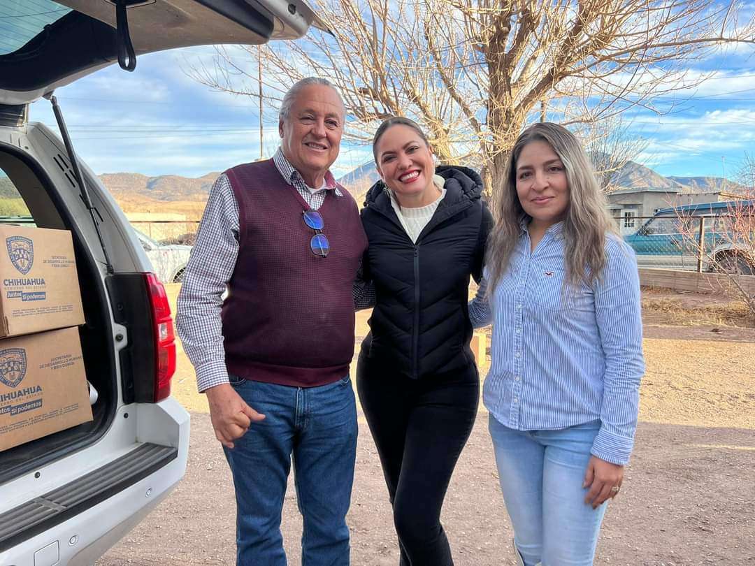 Visita Yessenia Reyes a habitantes de Juan Mata Ortiz