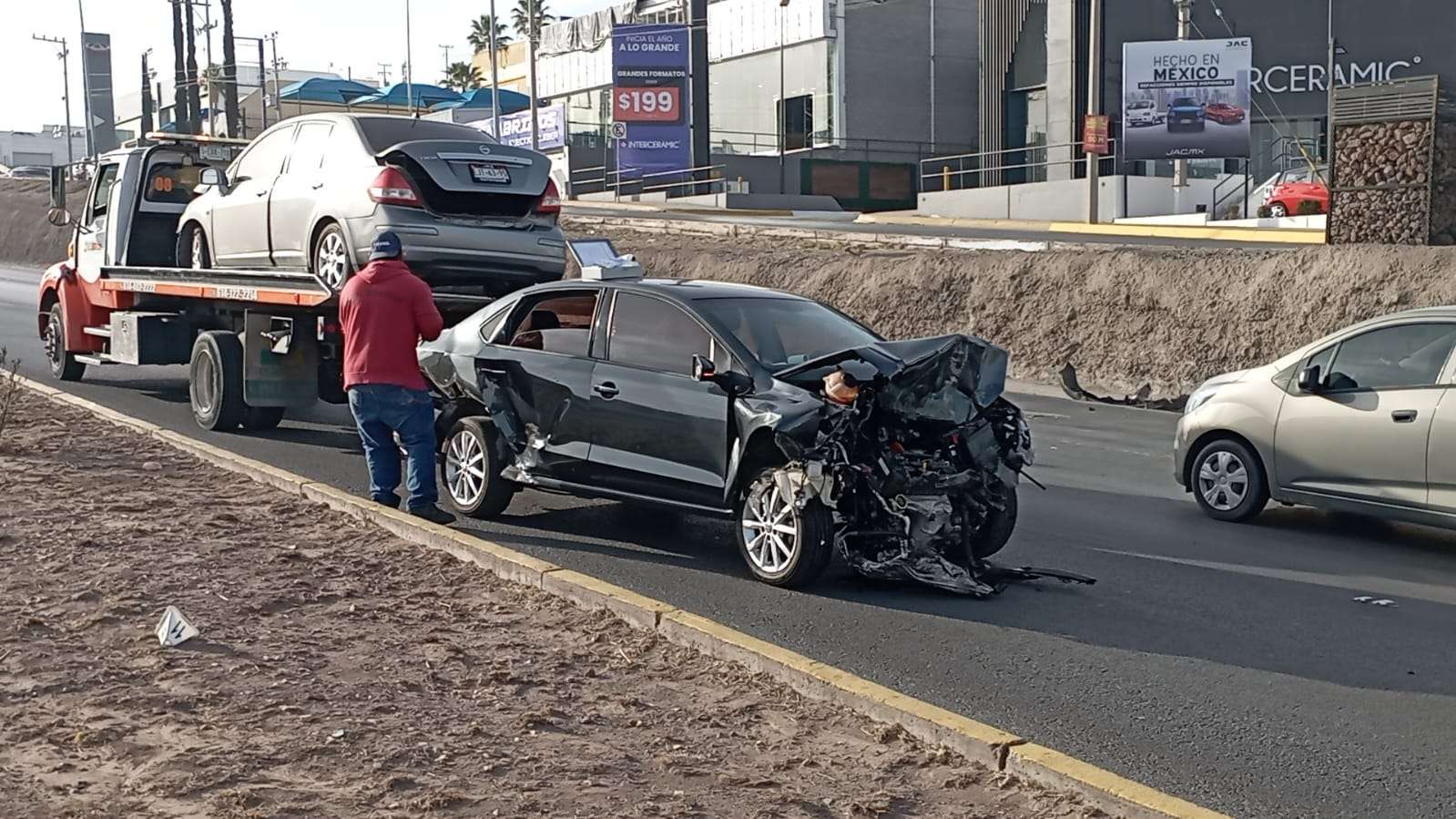 Choca contra 2 autos al perder el control del volante en el Perijuv ...