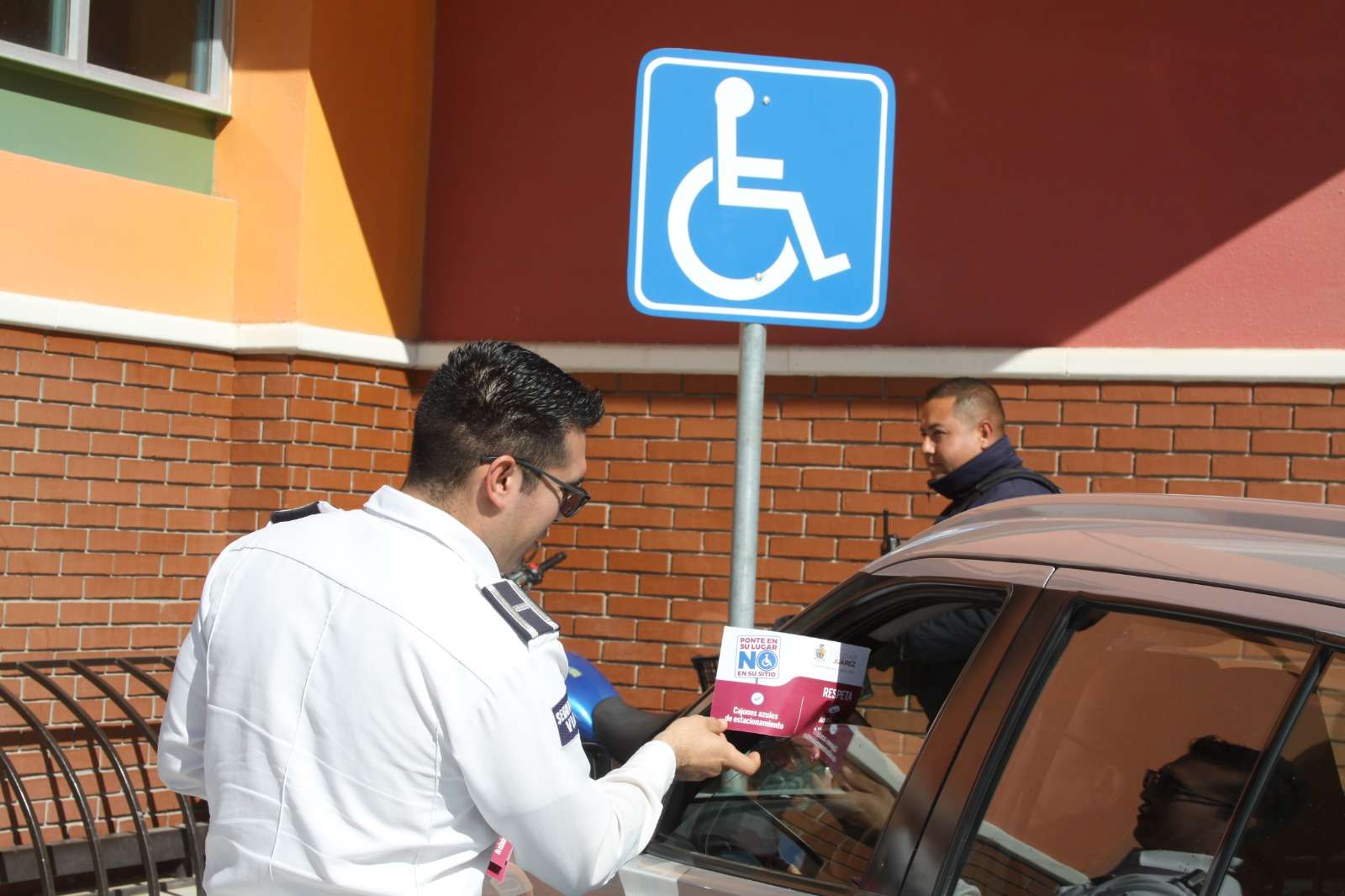 Concientiza Seguridad Vial a juarenses sobre el uso de cajones azules