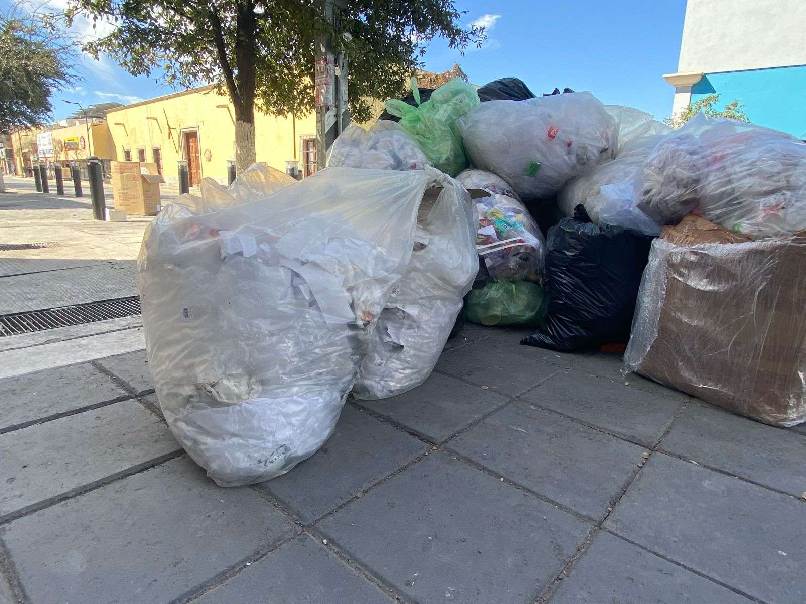 Genera mal aspecto acumulación de basura en la avenida Juárez | La ...