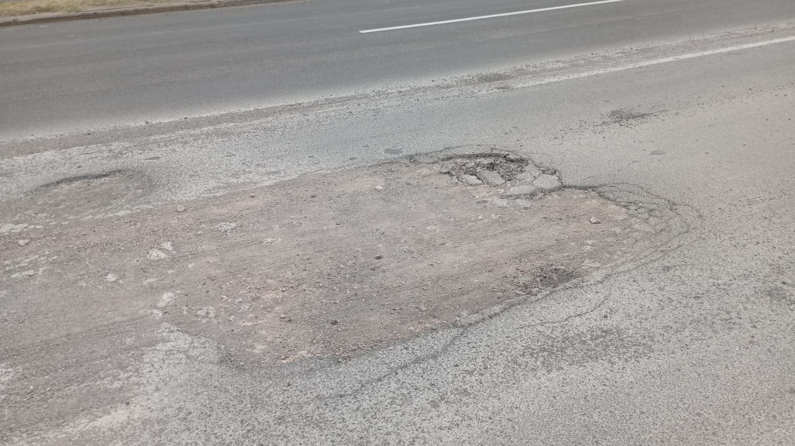 Piden conductores reparar enorme bache en la Tecnológico | La Opción de ...