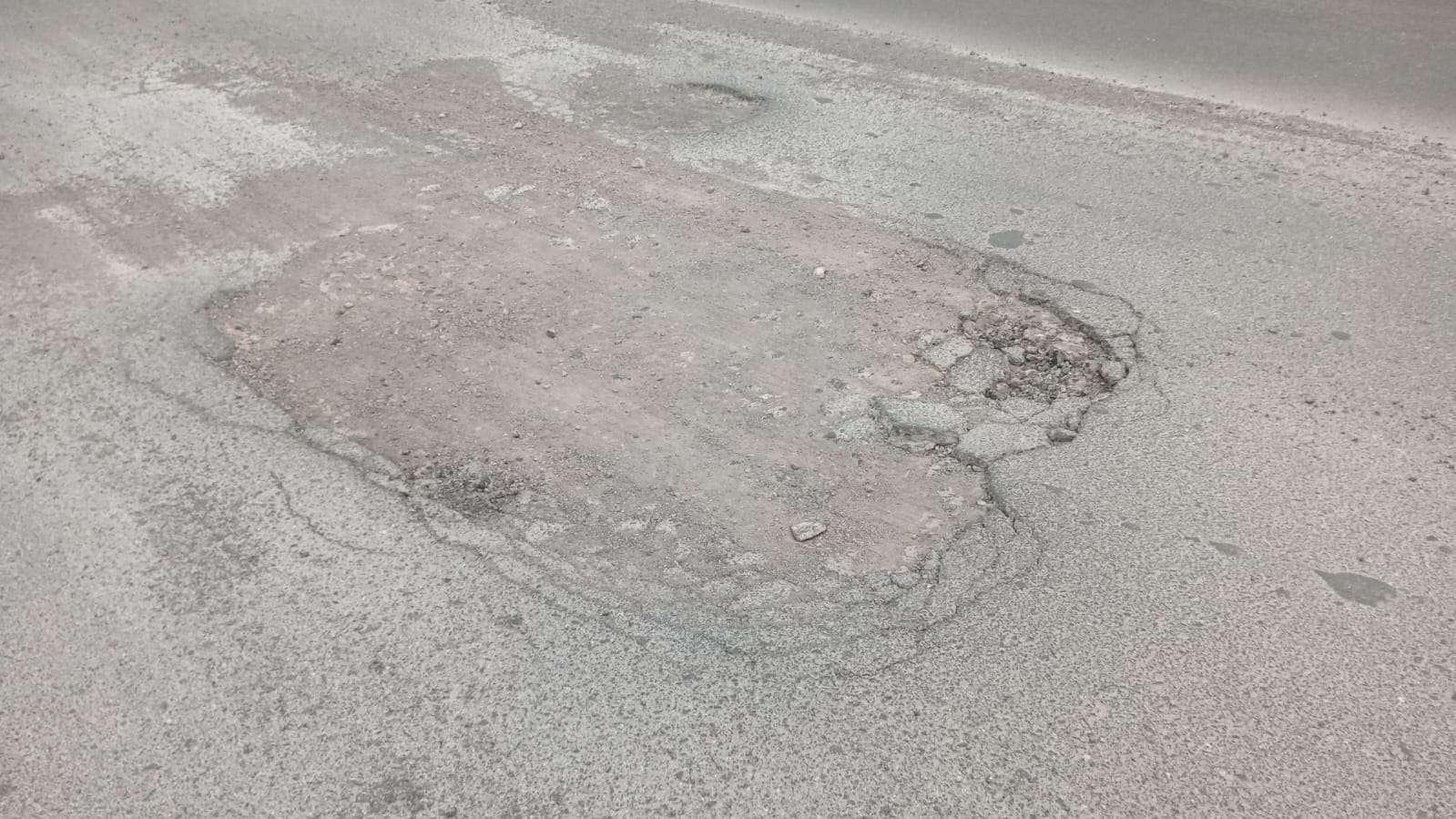 Piden conductores reparar enorme bache en la Tecnológico | La Opción de ...