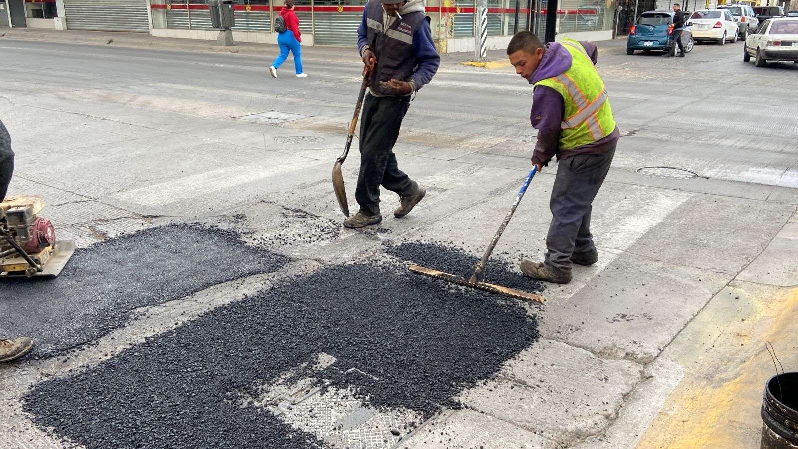 Realizan trabajos de bacheo en la avenida Juárez | La Opción de Chihuahua