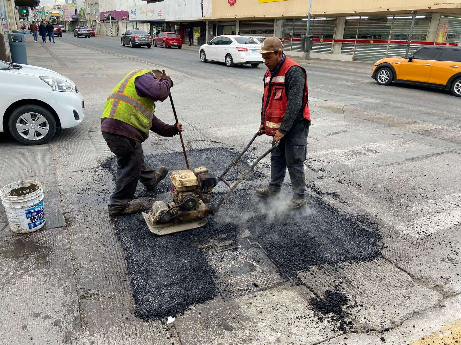 Realizan trabajos de bacheo en la avenida Juárez | La Opción de Chihuahua