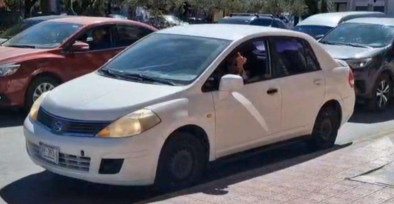 Tira mujer la Britney señal a guardias de palacio de gobierno