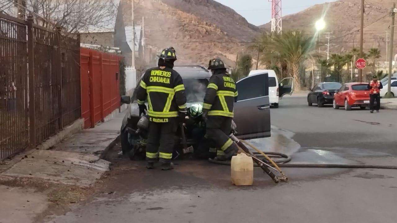 Consume incendio camioneta en la Colonia Popular | La Opción de Chihuahua