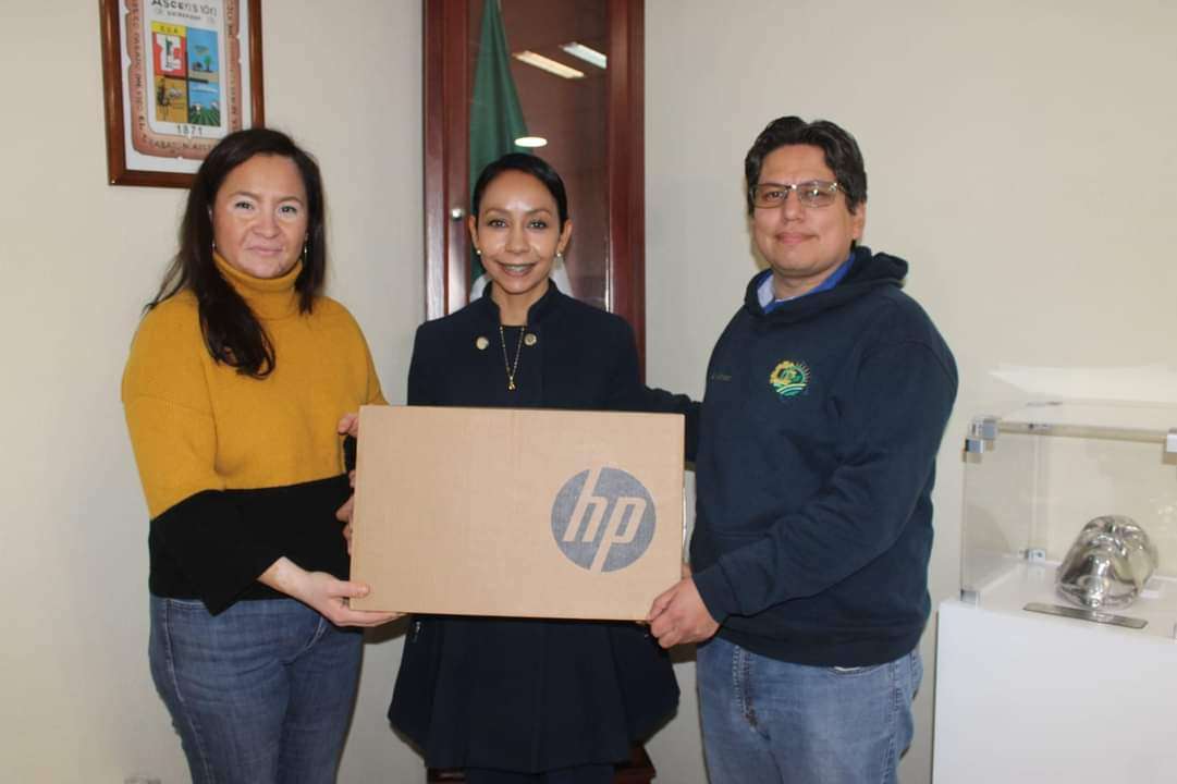 Apoya edil de Ascensión a alumna de CG con una laptop