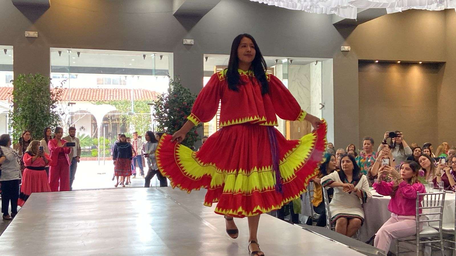 Modelan prendas de artesanas rarámuris en original pasarela | La Opción ...