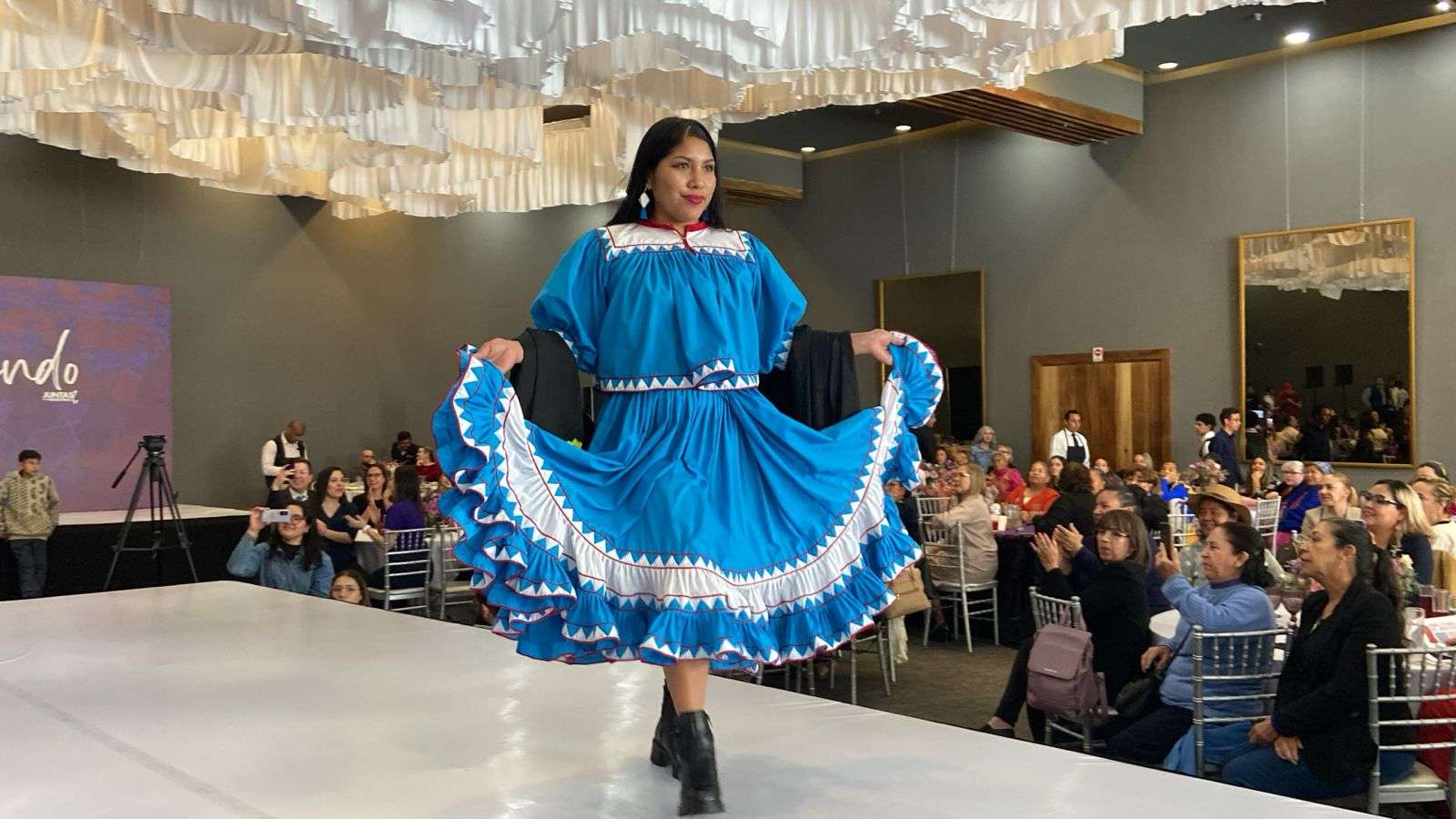 Modelan prendas de artesanas rarámuris en original pasarela | La Opción ...