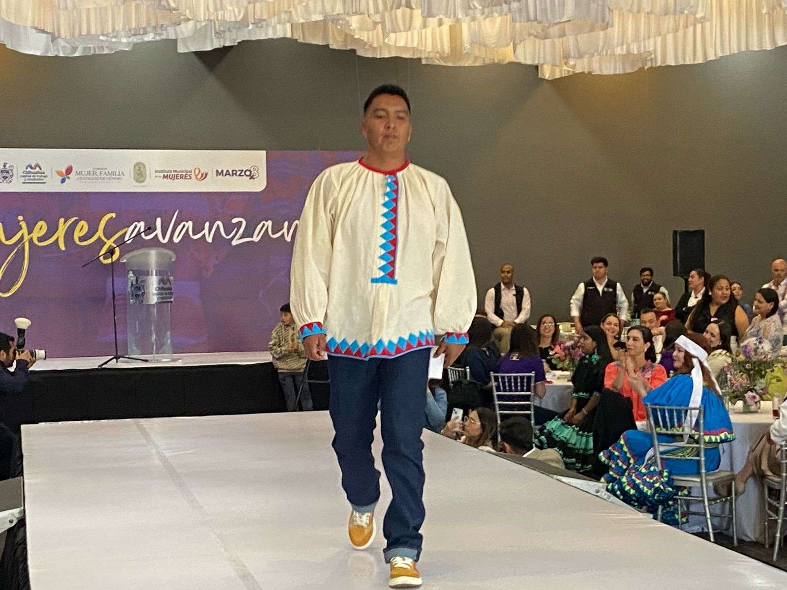 Modelan prendas de artesanas rarámuris en original pasarela | La Opción ...
