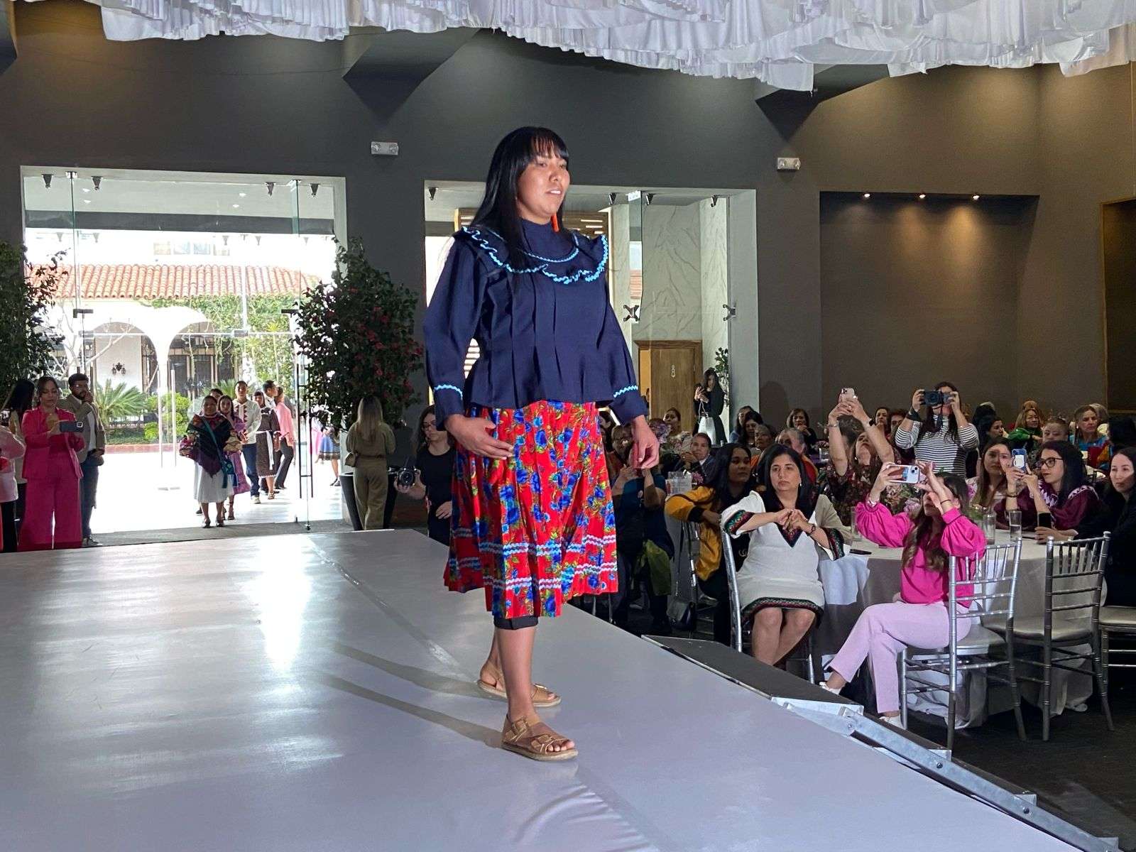Modelan prendas de artesanas rarámuris en original pasarela | La Opción ...