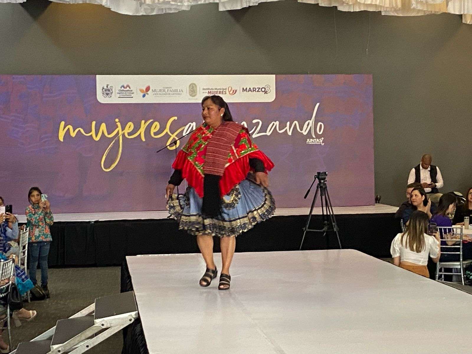 Modelan prendas de artesanas rarámuris en original pasarela | La Opción ...