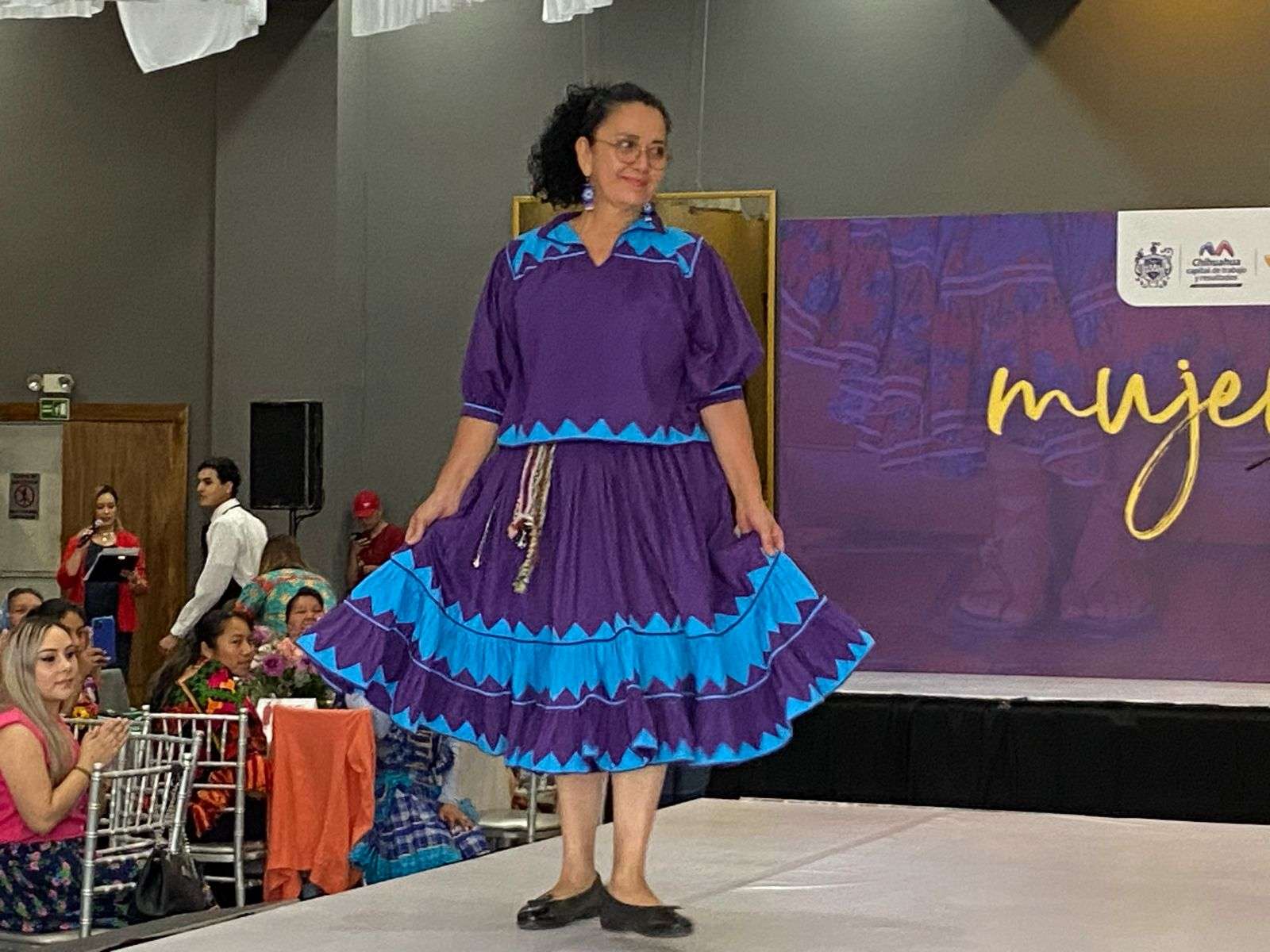 Modelan prendas de artesanas rarámuris en original pasarela | La Opción ...