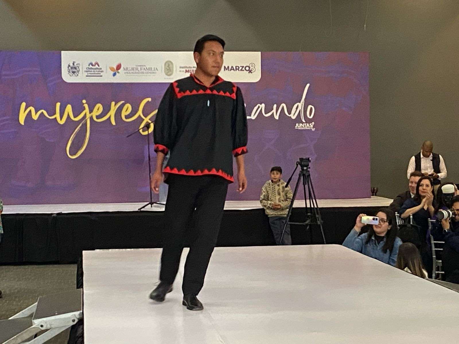 Modelan prendas de artesanas rarámuris en original pasarela | La Opción ...