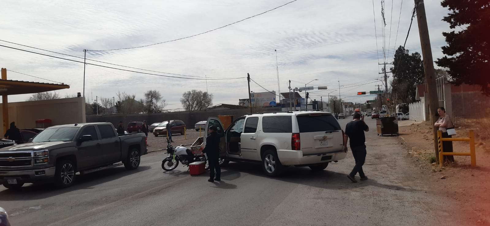 Choque entre Suburban y motocicleta en Cuauhtémoc