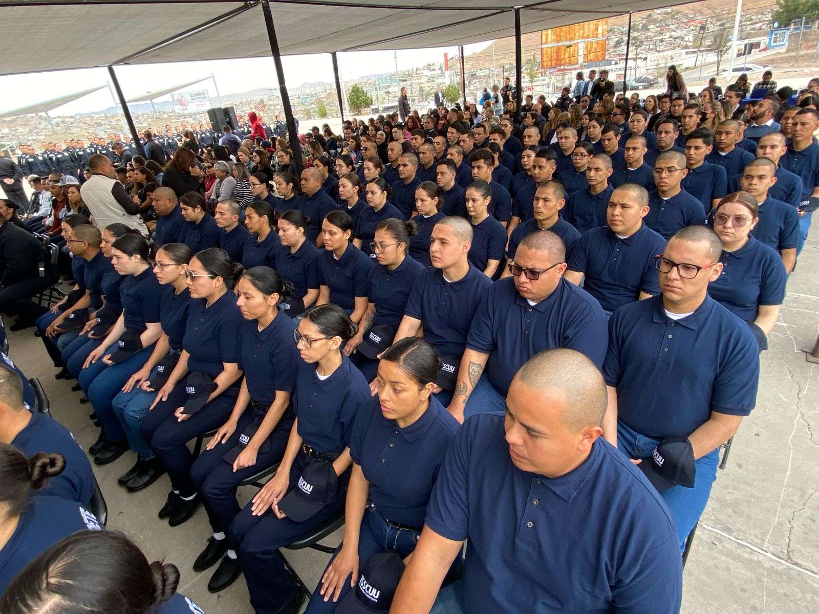 Dan bienvenida a nuevos cadetes de la policía y bomberos | La Opción de ...