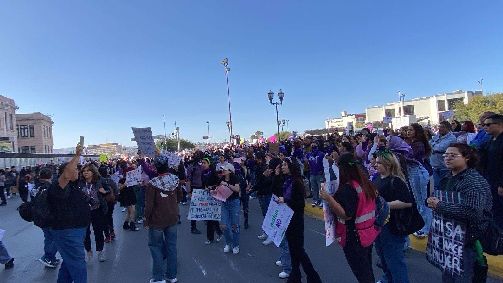 Realizan pintas en vallas de palacio mujeres del bloque negro | La ...